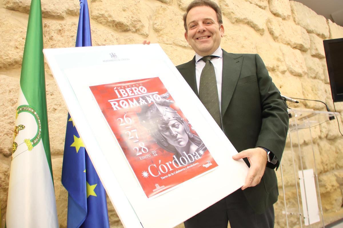 Julián Urbano muestra el cartel anunciador del mercado íbero romano de este año.