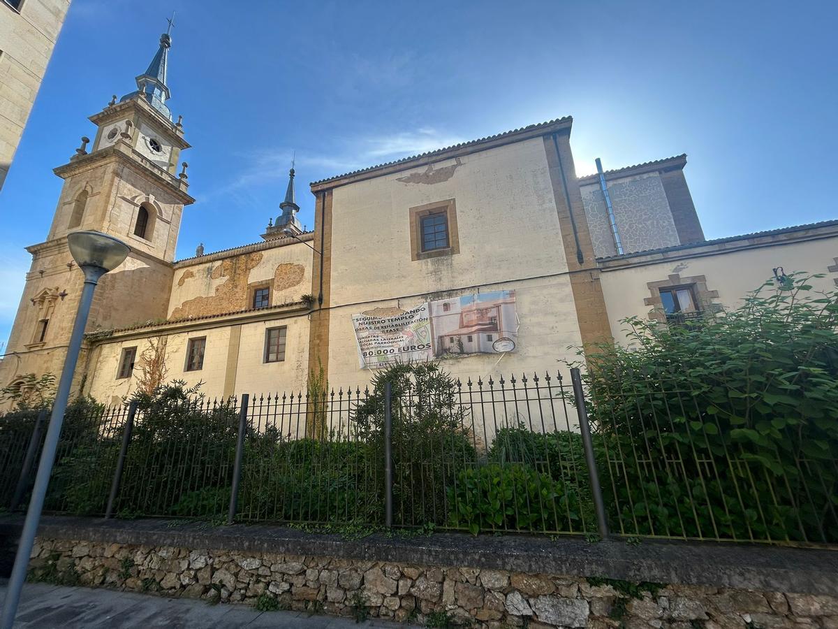 La zona lateral oeste de la iglesia de San Pedro de Pola de Siero, en la que se acometerán las obras de reforma.