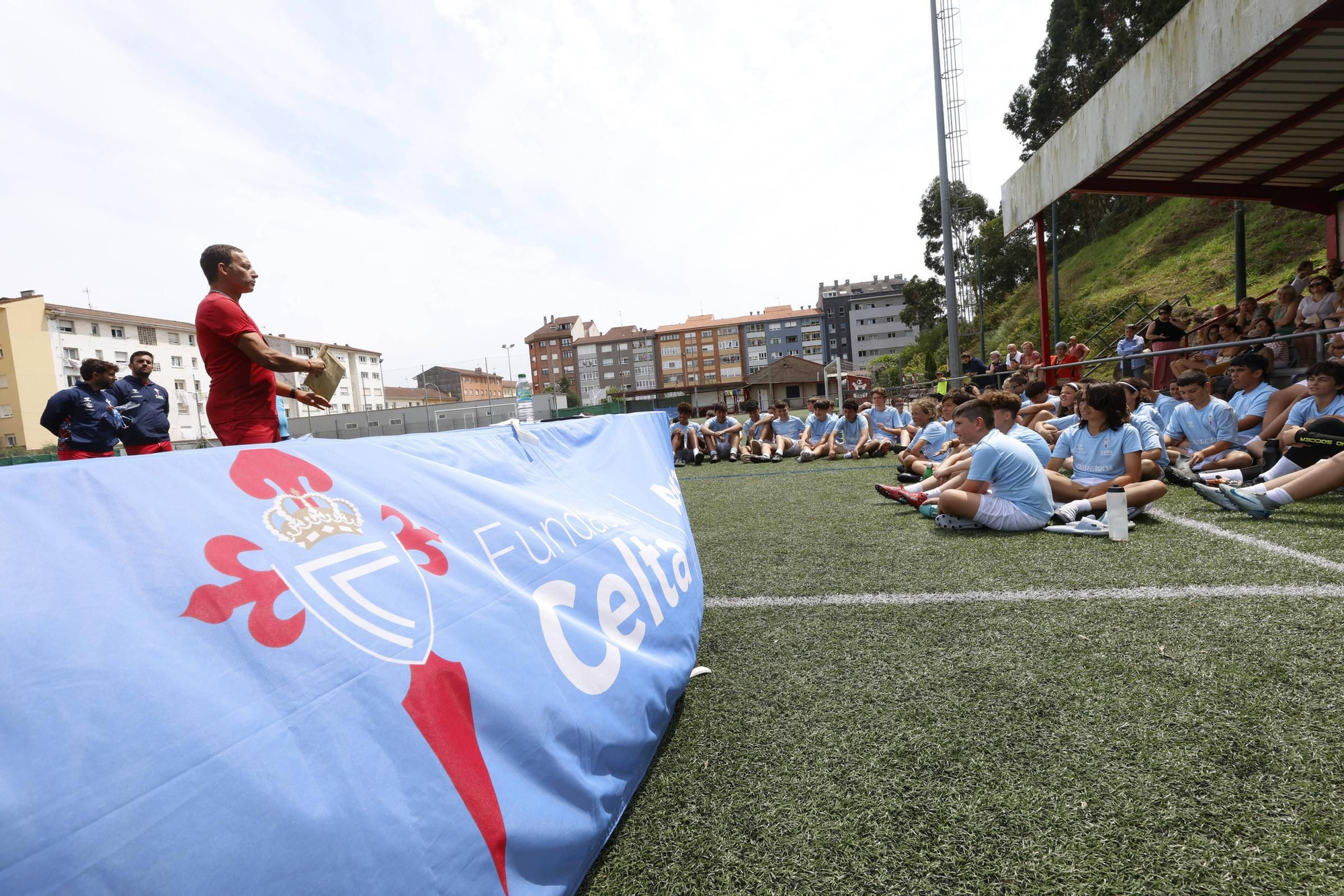 EN IMÁGENES: El campus del Celta de Vigo con los niños del Raíces, en Castrillón