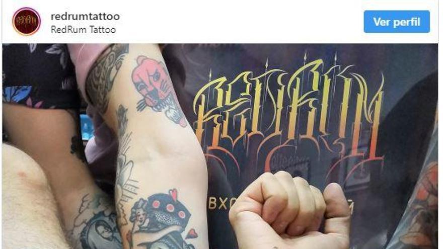 Un grupo de rusos exhiben sus tatuajes con el logo de la compañía