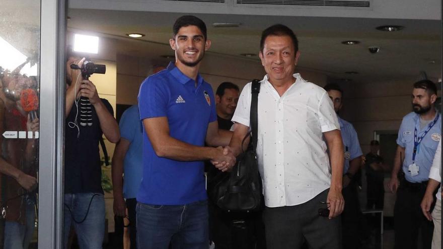 Peter Lim, con Guedes en el aeropuerto de Manises.  j.m.lópez