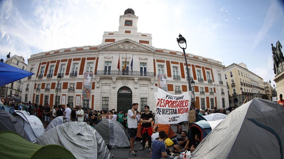 ACAMPADA SOL DESAHUCIO | Amanece en la Puerta del Sol tras la segunda noche de acampada, no se irán hasta la aprobación del decreto de la vivienda