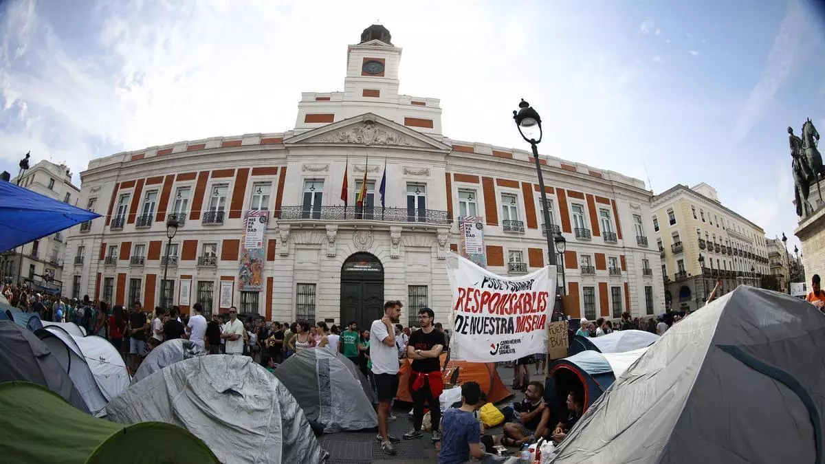 Amanece en la Puerta del Sol tras la segunda noche de acampada, no se irán hasta la aprobación del decreto de la vivienda