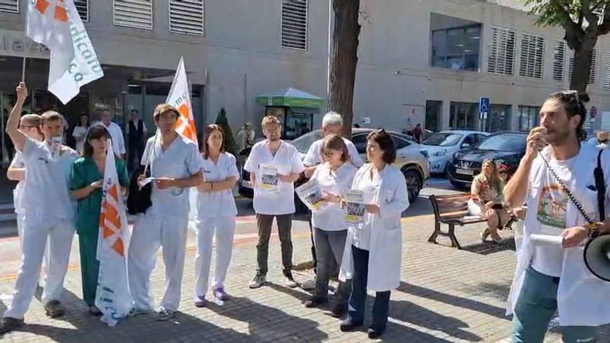Protesta de médicos ante el Hospital de Sant Joan, este miércoles