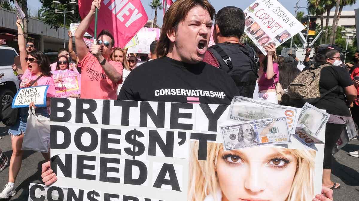 El padre de Britney Spears deja de ser su tutor y podría ser investigado.