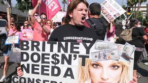 El padre de Britney Spears deja de ser su tutor y podría ser investigado. Los fans de la cantante lo han celebrado en el exterior de la corte suprema en Los Ángeles (foto).