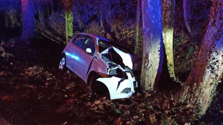 Detingut un jove begut a Camós després d’estavellar el cotxe contra un arbre i deixar un ferit molt greu