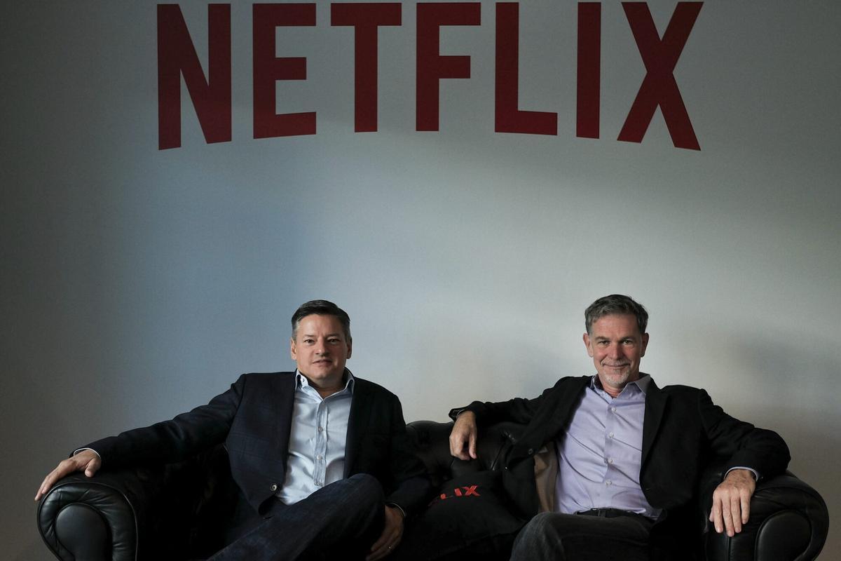El director ejecutivo de la plataforma estadounidense Netflix, Reed Hastings (d), y su responsable de contenidos de Netflix, Ted Sarandos, Ted Sarandos.