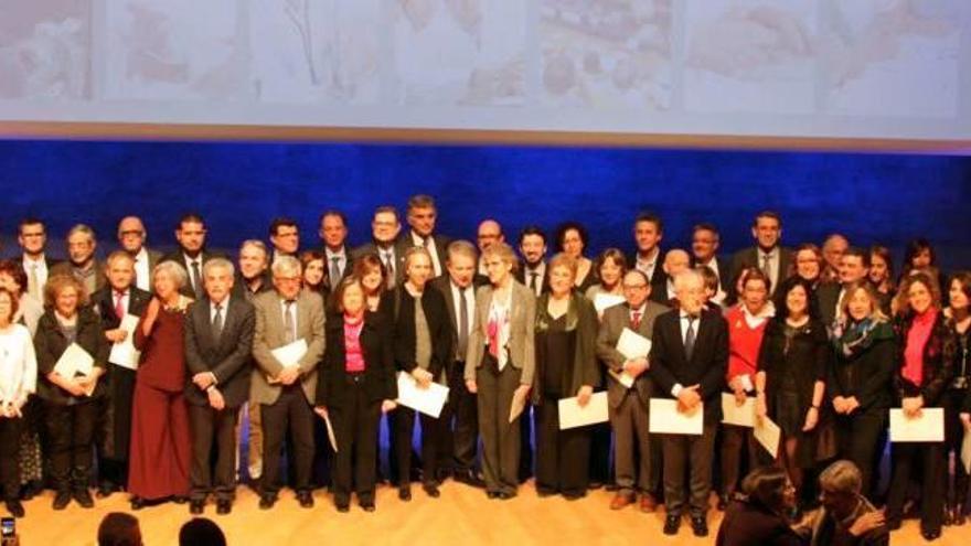 Foto de grup de tots els guardonats, ahir, pel Col·legi de Metges al final de l&#039;acte que es va celebrar a Barcelona