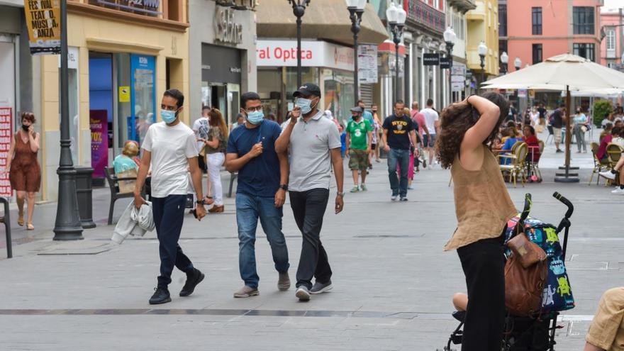 Ciudadanos con mascarilla en la calle Triana, en Las Palmas de Gran Canaria.