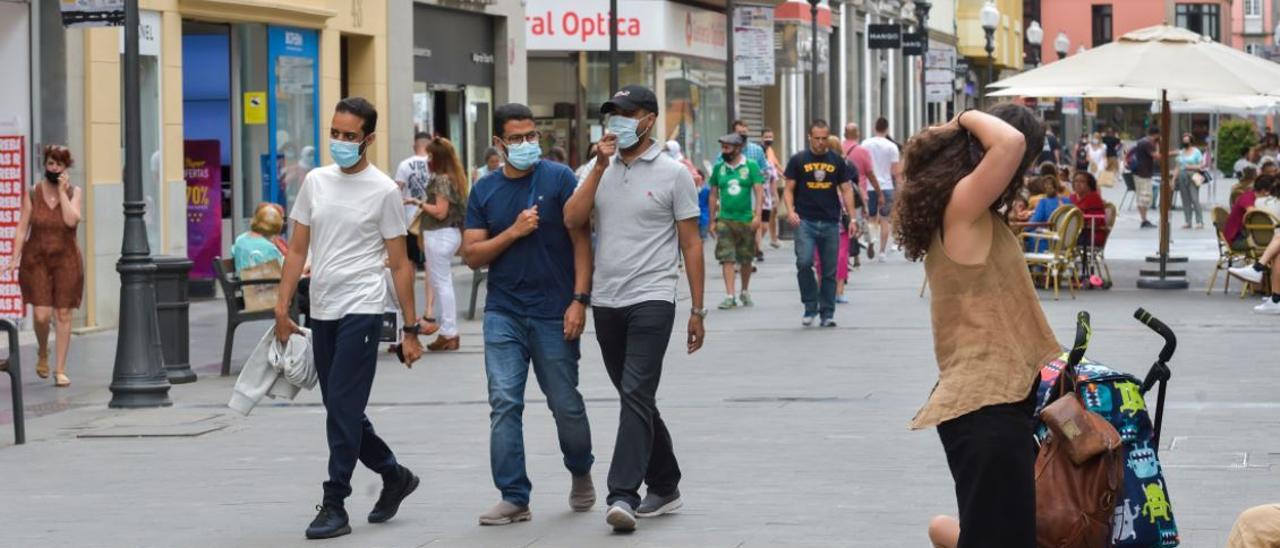 Ciudadanos con mascarilla en la calle Triana, en Las Palmas de Gran Canaria.