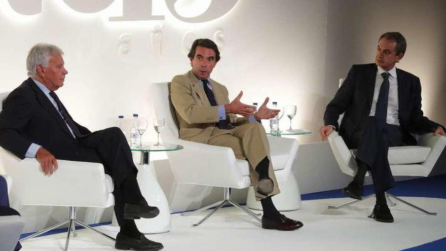 Por la izquierda, González, Aznar y Zapatero, durante el coloquio de ayer.  // Efe