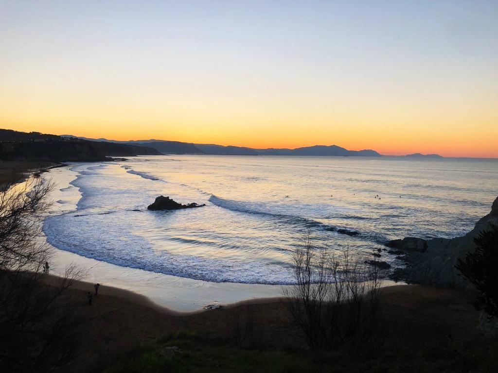 Se encuentra a menos de 30 minutos del centro de Bilbao, entre las localidades costeras de Getxo y Barrika.