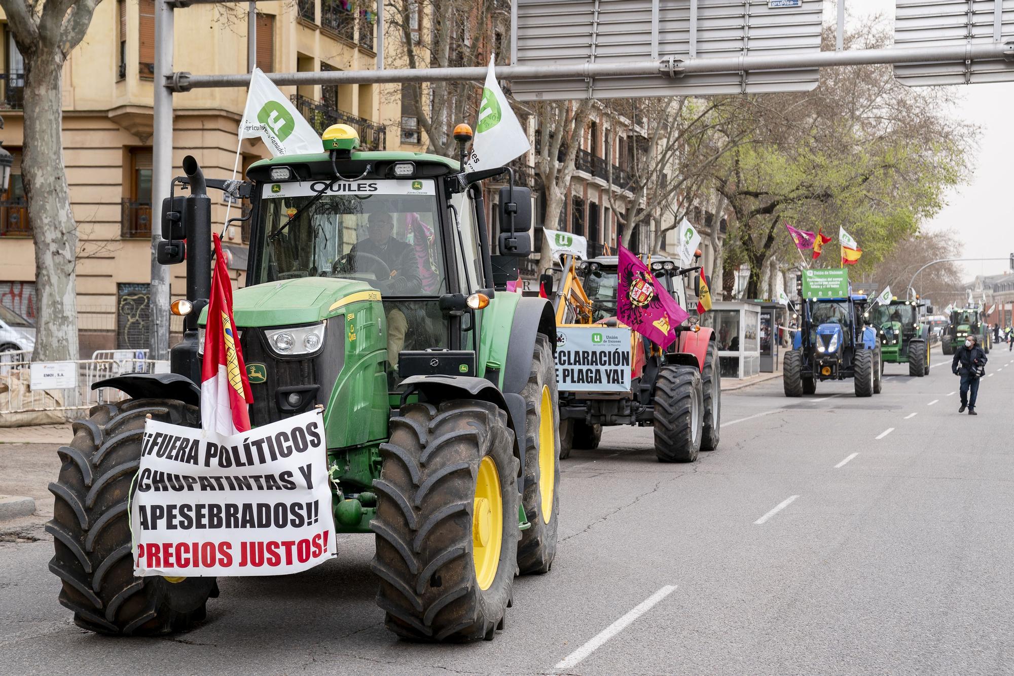 Agricultores y ganaderos se manifiestan para modificar el Plan Estratégico de la PAC frente al Ministerio de Agricultura, Pesca y Alimentación, el 15 de marzo de 2022.