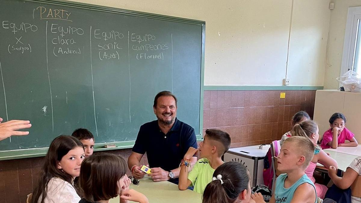 Visita del alcalde a la escuela de verano de Silla.