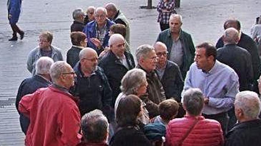 L&#039;alcalde dona explicacions als veïns abans del ple del dia 29 d&#039;octubre.