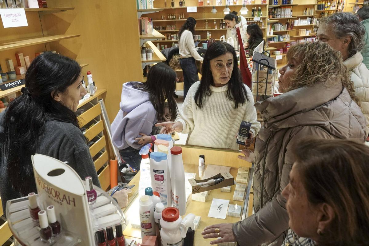 Últim dia d'obertura de la perfumeria Regina Últim dia d'obertura de la perfumeria Regina