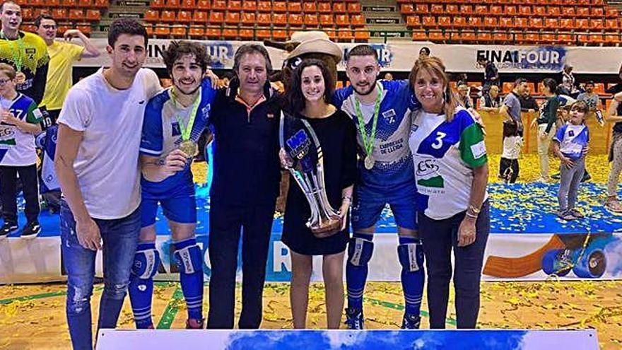 La familia Di Benedetto, con el liceísta Carlo, a la izquierda, y sus hermanos Bruno y Roberto.