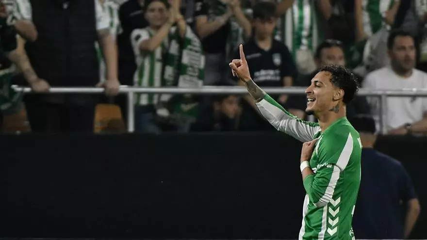 Antony enciende La Cartuja: golazo de cabeza y locura total para abrir el Betis - Braga