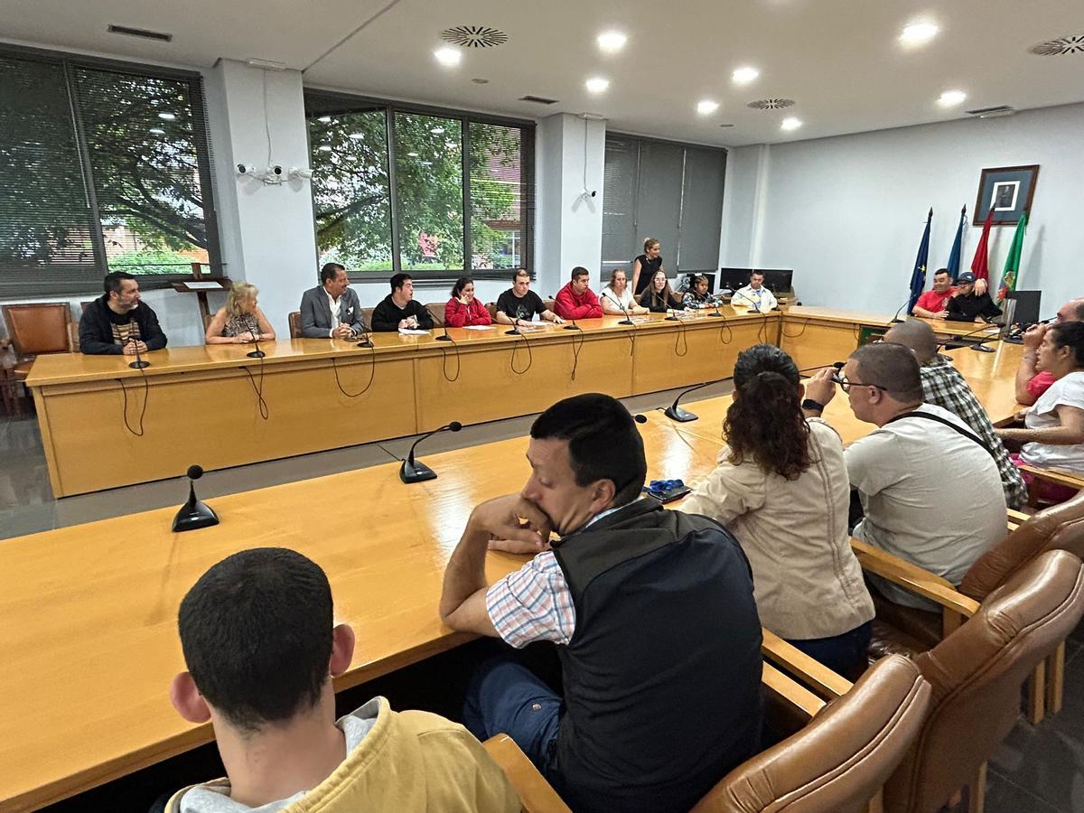 Un instante de la presentación del torneo en el salón de plenos del Ayuntamiento de Castrillón.