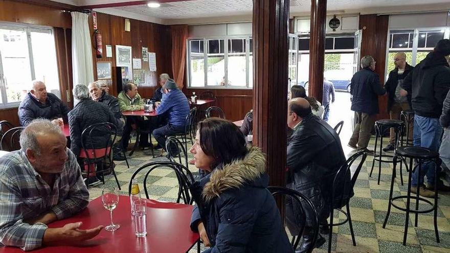 Los clientes del bar Pacheco, a escasos metros de la casa de &quot;El Chicle&quot;, hablan de lo ocurrido. // FdV