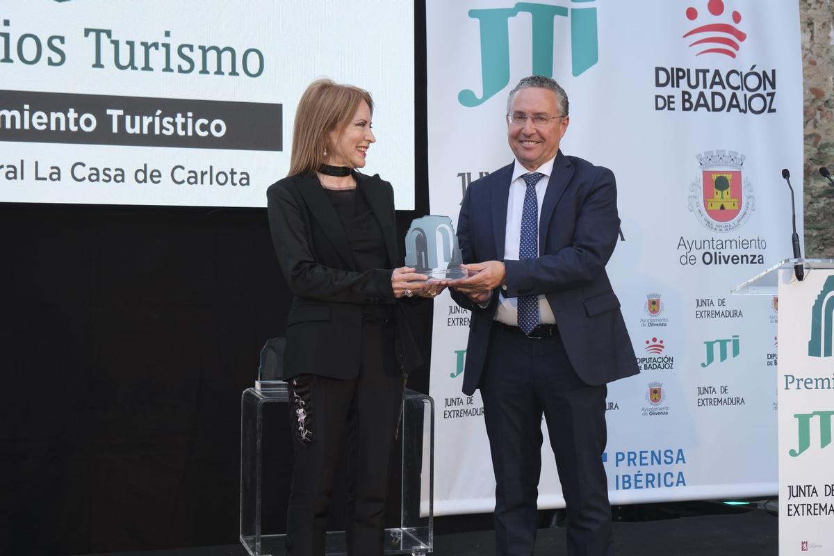 Carlota Serrano recibe el premio de Alojamiento Turístico de manos de Antonio Cid de Rivera