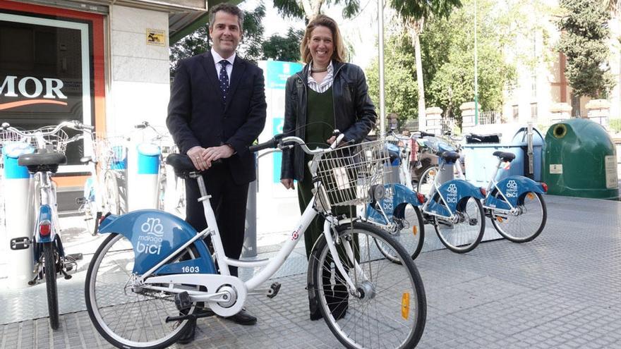 Carlos Conde y Elvira Maeso, en la estación de MálagaBici inaugurada este jueves en El Palo.
