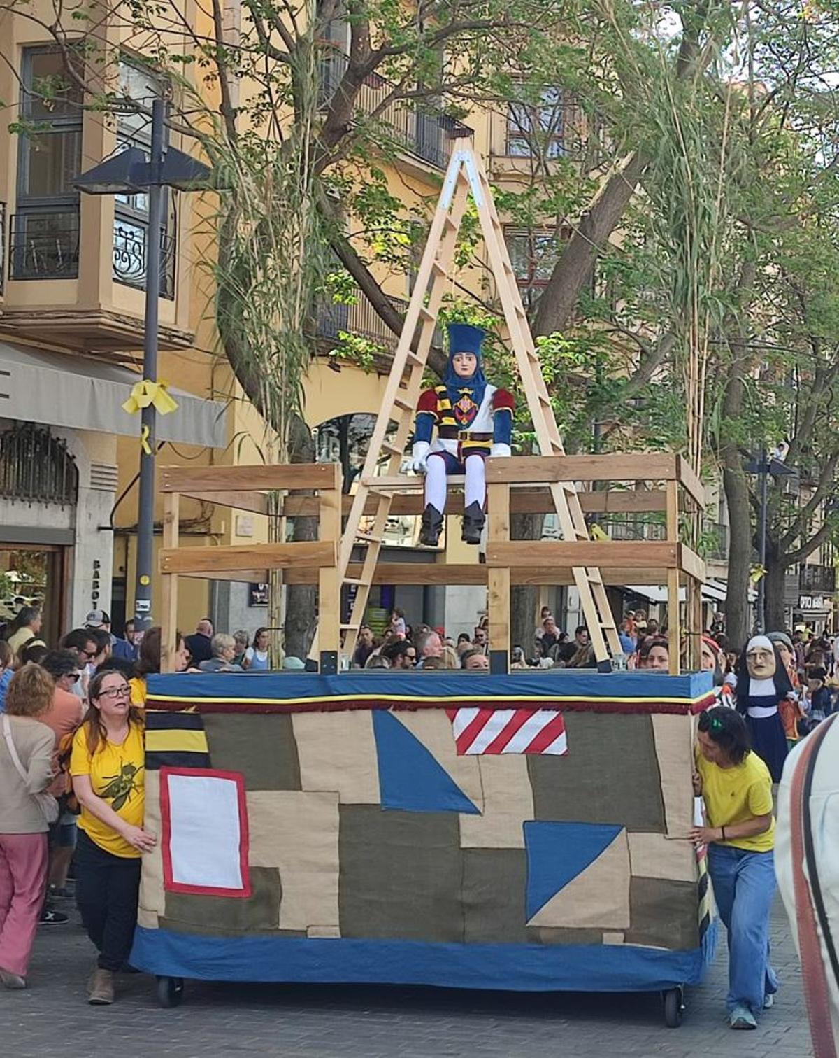 El nou Tarlà amb una carrossa que l'ha transportat fins a l'estructura des d'on gira al carrer Argenteria de Girona.