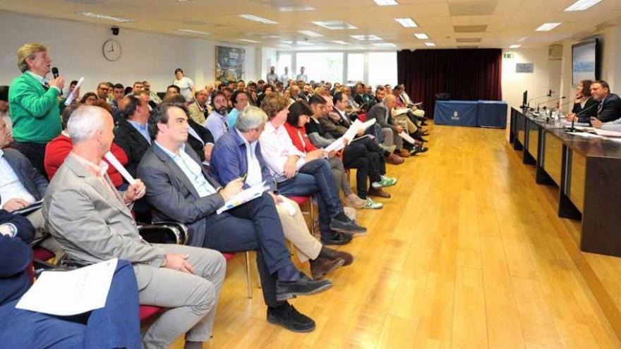 Reunión que se celebró ayer de alcaldes y ediles de la provincia con el presidente y la vicepresidenta de la Diputación.