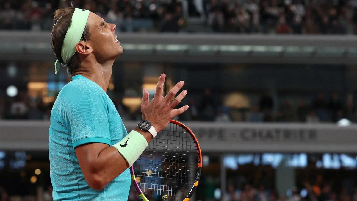 Rafa Nadal se lamenta durante su derrota ante Zverev en Roland Garros.