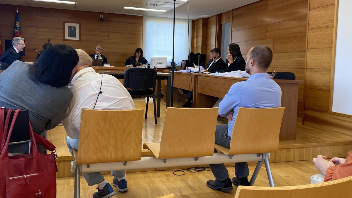El supuesto ‘hacker’, a la derecha, y su ayudante (i.) hablando con la traductora, ayer en la Audiencia Provincial.