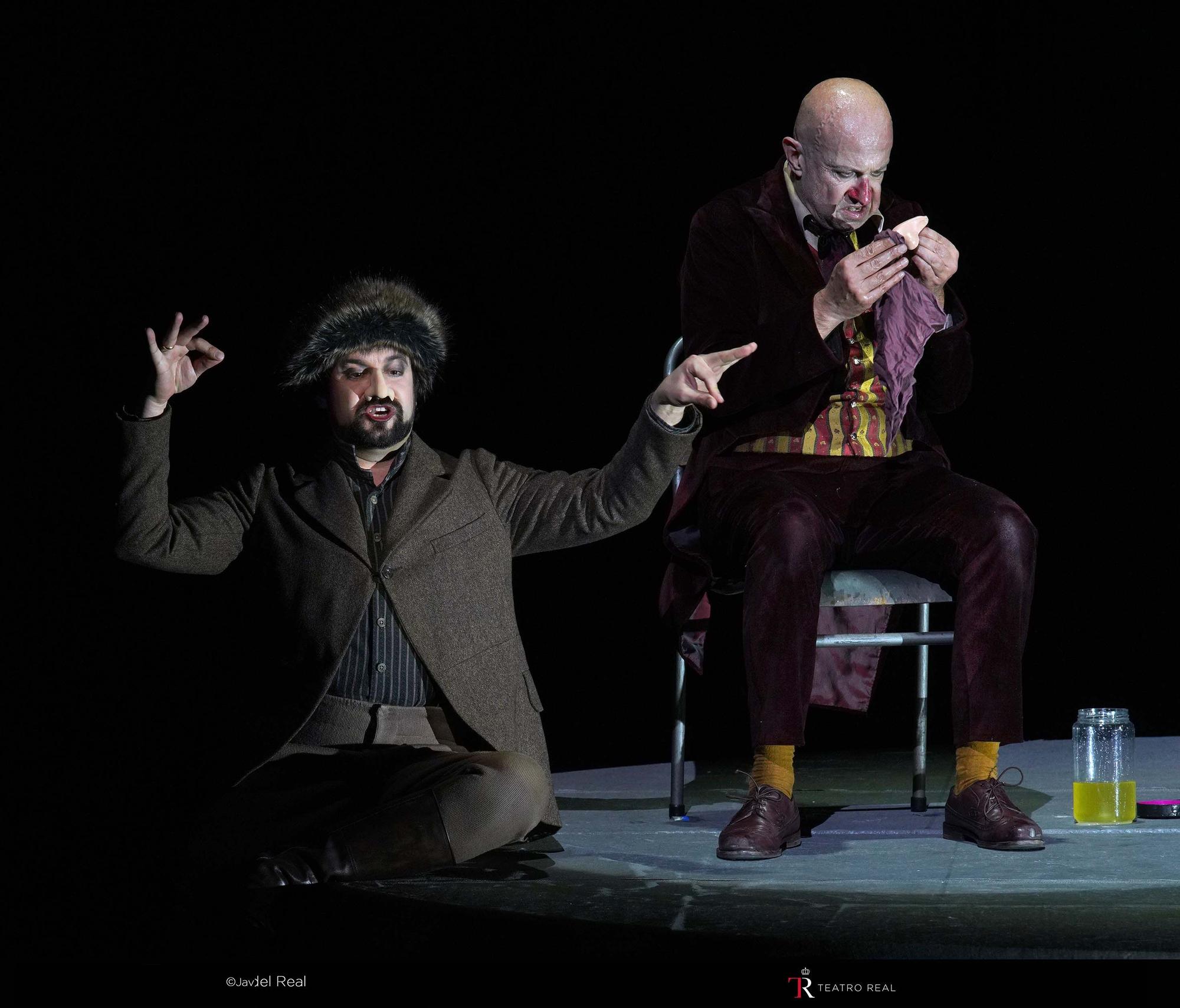 El tenor Dmitry Ivanchey (a la izda.) y el bajo barítono Martin Winkler (un desnarigado Kovaliov protagonista de la obra) en un momento de 'La nariz' de Shostakóvich.