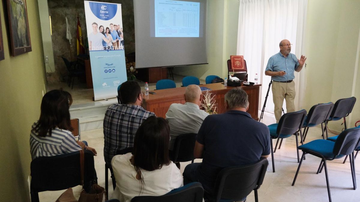 Un momento de la sesión informativa celebrada en Monturque.