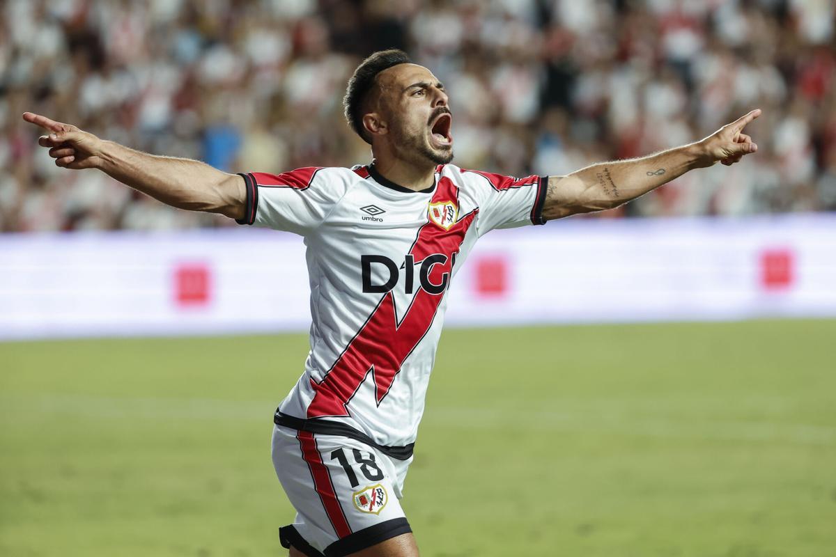 Álvaro García, jugador del Rayo, celebra un gol ante el Neman Grodno en los 'playoffs' de la Conference.