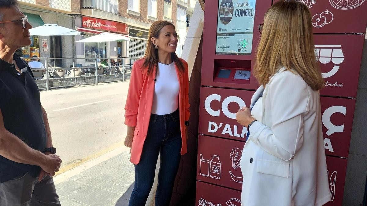 La alcaldesa de Almassora, María Tormo; y la concejala de Comercio, Silvana Rovira, han acudido a conocer de cerca el funcionamiento de este nuevo servicio.