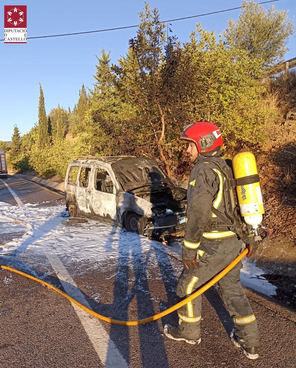 Los bomberos han extinguido rápidamente el fuego, pero no han podido evitar que el coche quedara calcinado.