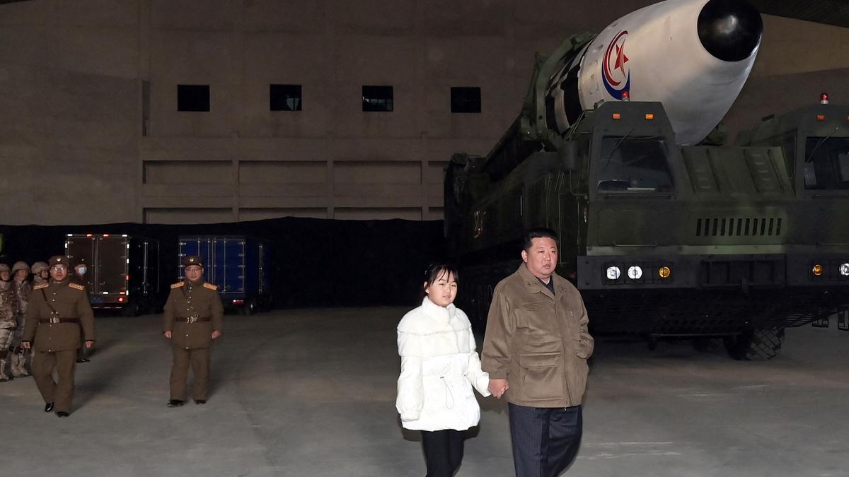 El líder norcoreano Kim Jong-un presenta por vez primera a su hija