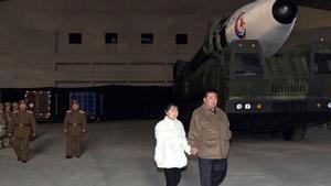 El líder norcoreano Kim Jong-un presenta por vez primera a su hija.