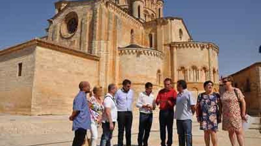 Luis Tudanca, en el centro, acompañado por autoridades locales y provinciales en su visita a Toro.