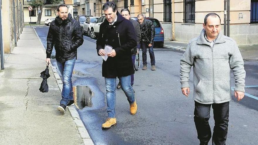 Los exseminaristas, ayer por la tarde llegan a la reunión con el obispo de Astorga.