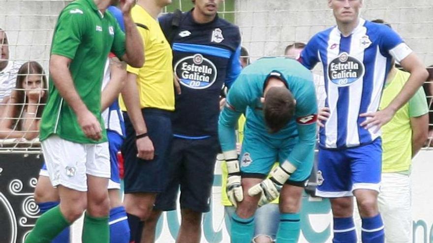 Fabricio se toca la rodilla antes de ser sustituido en el amistoso contra el Galicia Mugardos.