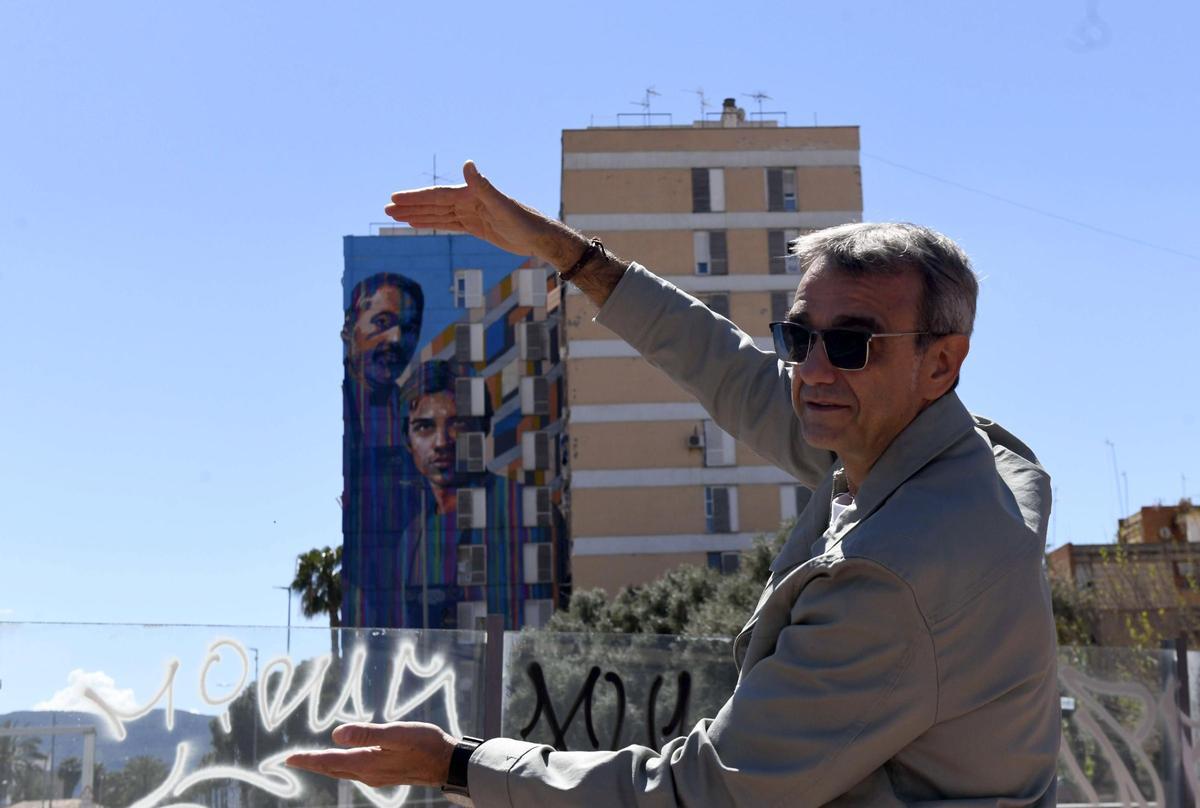 El artista Carlos Callizo posa junto a su nueva obra.