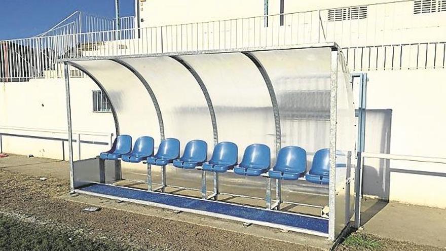 Mejoras en el campo de fútbol y andador peatonal