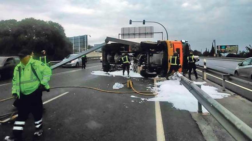 Aparatoso vuelco de un camión en Eivissa