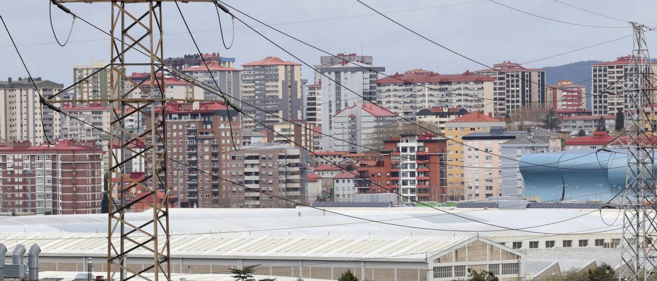 Vista de la subestación eléctrica de Balaídos junto a la planta Stellantis.