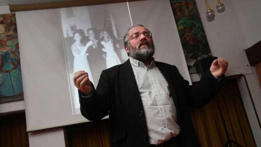 Antonio Caeiro, responsable del Faiado da Memoria, durante la presentación del documental &quot;Desde dentro do corazón&quot;.  // FDV