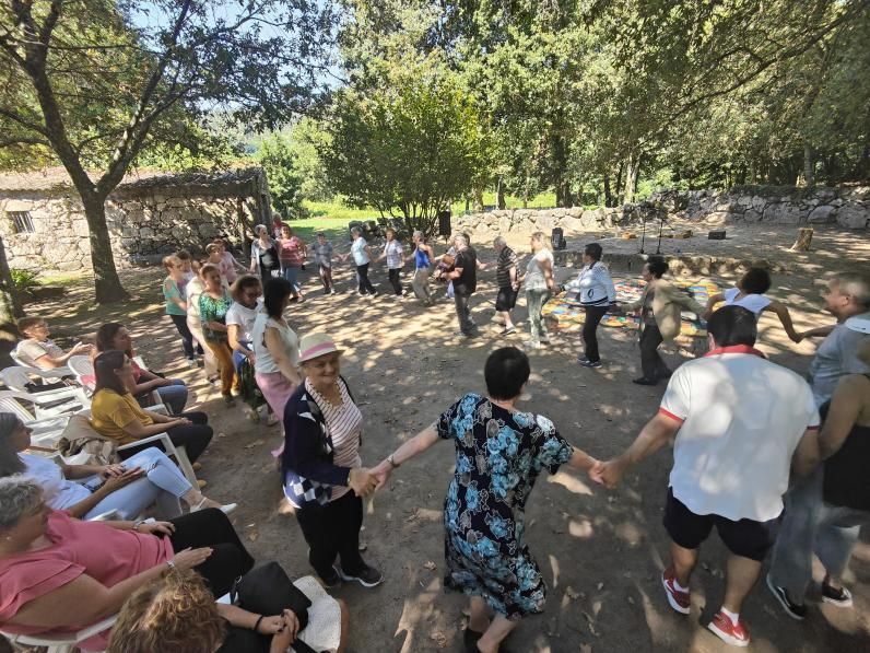 Los mayores, danzando tras formar una rueda. | G. NÚÑEZ