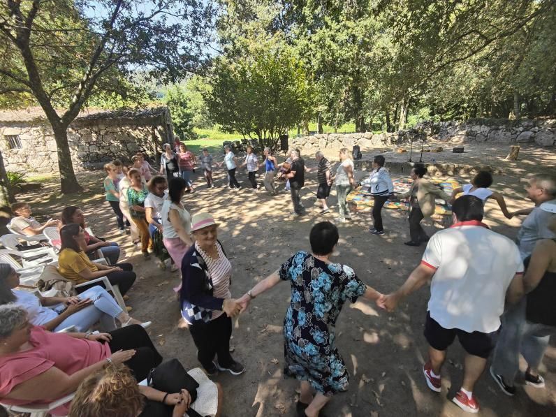 Los mayores, danzando tras formar una rueda.   | G. NÚÑEZ