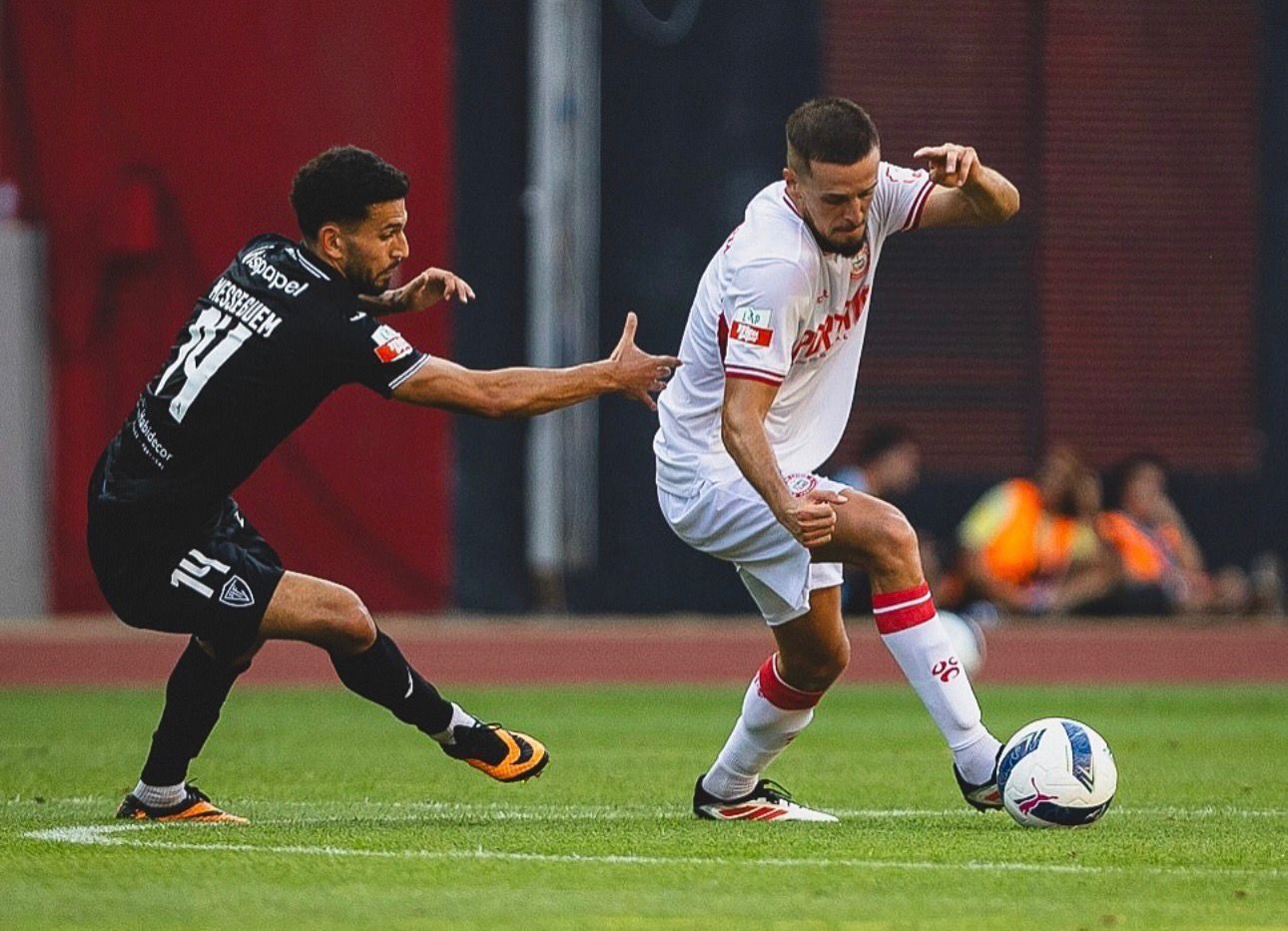 Genaro Rodríguez protege el balón ante un rival en una imagen de archivo