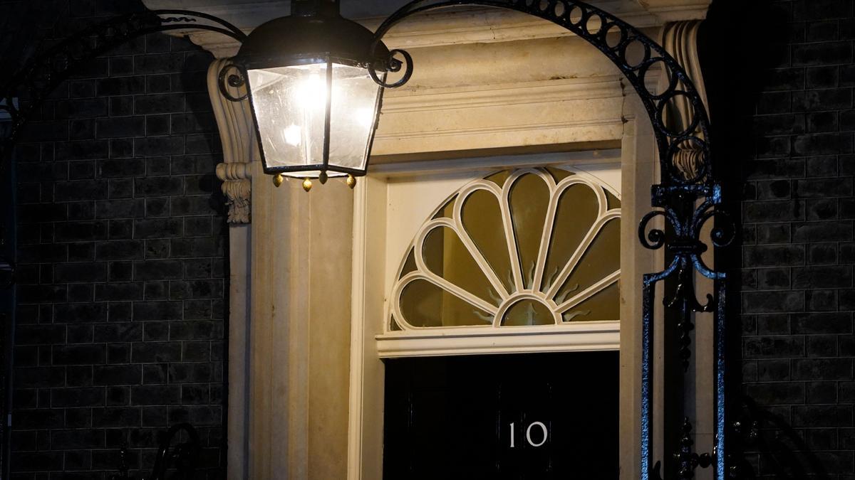 La puerta del número 10 de Downing Street, la residencia oficial de los primeros ministros británicos.